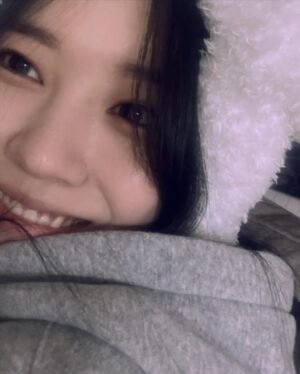 Lee So-hee Instagram - 그놩-요상한 셀카3세트 그리고... 사기당한 짱구랑 뽑기로뽑은 닌자 
그럼안뇽