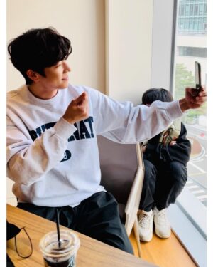 Lee Soo-hyun Instagram - ⁣
셀카가 가장 고통스러운 길용..이가 아니라 함유진배우⁣
쉼없이 눈웃음 날리느라 고생한 종협이 고마워❣️⁣
#너에게가는속도493km 끝까지 화이팅💪⁣
⁣
#별똥별 #원빈이초상권보호