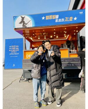Lee Soo-hyun Instagram - ⁣⁣
마녀식당의 대장 희라님이 보내주신 선물🖤⁣⁣
두기 유니버스 오대표님과 ⁣⁣
연출부 용사들도 모두 언니를 그리워합니다😭⁣⁣
보고싶지효!!!!!! ⁣⁣
⁣⁣
#아참1월에마녀식당테레비에나와요🙋🏻‍♀️
