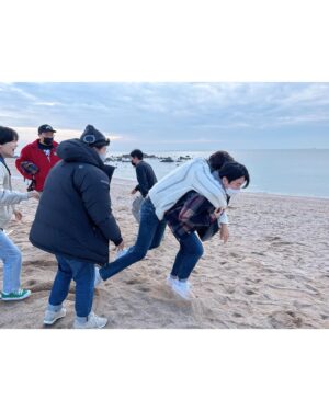 Lee Soo-hyun Instagram - ⁣
수줍게 나타나셨다가 ⁣
모두를 빵 터트려주신 이기우 선배님⁣
어려울때 늘 조커처럼 활약해주시는 기둥 오라버니⁣
감사하고 또 감사합니다🙏⁣
덤으로 빵터진 귀여운 우리 바고영이❤️‍🔥⁣
⁣
#별똥별