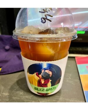 Lee Soo-hyun Instagram - ⁣
다 필요없이.. “끝나고 술먹자”가 여러모로 심쿵..⁣
<아다마스>와 <내일>의 두분.. ⁣
비싼 술로 쏘겠습니다!!!!!!⁣
⁣
#마봉춘과용의노예들2 #박승우짱 #성치욱짱