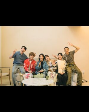 Lee Soo-hyun Instagram - ⁣
나를 함부로 대하는 사람의 태도가 나를 정의하지 않아요. ⁣
사회가 정의하는 가족, 친구, 부모, 자식.⁣
그리고 이로인해 소외되는 사람들. ⁣
⁣
로움, 무영이 서로에게 모든것을 채워줄 존재가 되었듯, ⁣
적목 키드들에게 요한과 재인같은 좋은 어른이 생겨났듯,⁣
우리 모두에게 소외감과 외로움을 씻겨줄 존재들이 따뜻하게 함께 하기를. ⁣
⁣
#애쓰지않아도 #최은영⁣
#이로운사기 #delightfullydeceitful #fin