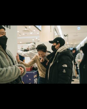 Lee Soo-hyun Instagram - ⁣
처음 ‘호정’이를 대본에서 만난 순간부터⁣
부국제 스크린에서 처음 만났던 한솔이의 눈을 떠올렸어⁣
사무치는 호정이의 이야기는 ⁣
한솔이를 통해 더 깊어지고 강해졌네 ⁣
참 대견하고 많이 고마워🤍 ⁣
⁣
#권한솔 #별똥별홍보인 #연호정 #이로운사기