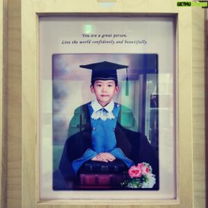 Lee Soon-won Instagram - 유머상을 받은 강우..
졸업식을 웃음바다로 만든 강우..
얼굴이 빨개진 아빠..
강우야 졸업 진심으로 축하해~
이제 초딩이다~~♡
졸업기념으로 처음으로 앞니뺀 강우..
졸업식엔 짜장면..
#아들#졸업#유머상#강우#앞니#안녕
