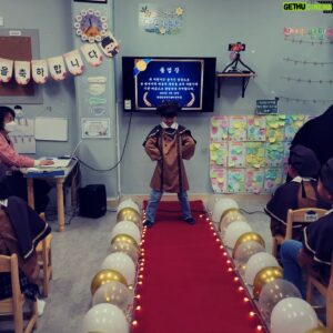 Lee Soon-won Instagram - 유머상을 받은 강우..
졸업식을 웃음바다로 만든 강우..
얼굴이 빨개진 아빠..
강우야 졸업 진심으로 축하해~
이제 초딩이다~~♡
졸업기념으로 처음으로 앞니뺀 강우..
졸업식엔 짜장면..
#아들#졸업#유머상#강우#앞니#안녕