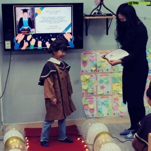 Lee Soon-won Instagram - 유머상을 받은 강우..
졸업식을 웃음바다로 만든 강우..
얼굴이 빨개진 아빠..
강우야 졸업 진심으로 축하해~
이제 초딩이다~~♡
졸업기념으로 처음으로 앞니뺀 강우..
졸업식엔 짜장면..
#아들#졸업#유머상#강우#앞니#안녕