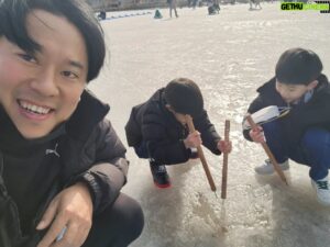 Lee Soon-won Instagram - 제주도로 떠난 엄마..
썰매장으로 온 우리..
썰매는 안타고 계속 얼음속만 파내는우리..
점점 녹아가는 얼음..
날씨는 왜케 좋은겨..

#제주도#아님#삼부자#마음부자#안성#언제가지#집에#한번#넘어짐#