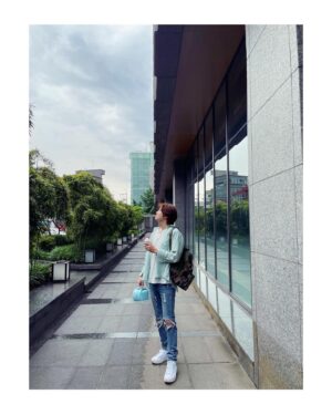 Lee Sung-jong Instagram - 인스피릿 구름이 이뻐요☁️🌧
오늘은 쫑토끼컵케이크🐰 #인스피릿❤️ #인피니트성종 #쫑토끼🐰