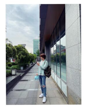 Lee Sung-jong Instagram - 인스피릿 구름이 이뻐요☁️🌧
오늘은 쫑토끼컵케이크🐰 #인스피릿❤️ #인피니트성종 #쫑토끼🐰