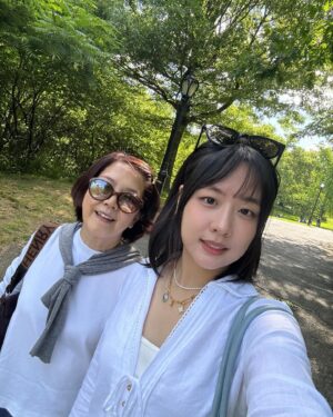 Lee Sung-mi Instagram - ㅋㅋㅋ졸업한 막내한테 어리광부리기!!! 기특하고 감사하고!!하나님께 감사!!멋진여행을 마무리하고오니 보고싶다😂