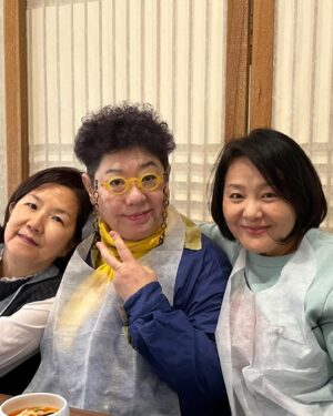 Lee Sung-mi Instagram - 언니 오빠 동생들이랑 밥먹고 차마시고!!신나서 시간이 후딱가버린날 수철이오빠가 막내졸업축하금을 !!!울컥!!!소중한사람들 오래오래 건강하자  유라야 니가나와야 사진이있어 ㅋㅋㅋ