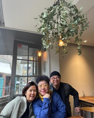 Lee Sung-mi Instagram - 언니 오빠 동생들이랑 밥먹고 차마시고!!신나서 시간이 후딱가버린날 수철이오빠가 막내졸업축하금을 !!!울컥!!!소중한사람들 오래오래 건강하자  유라야 니가나와야 사진이있어 ㅋㅋㅋ