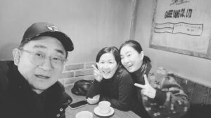 Lee Sung-mi Instagram - 몇안되는 오빠중 제일 가까운 홍렬이오빠가 밥사줬다 ㅋㅋ유쾌하게웃고 영미한테 배우고 시간가는줄모르고 ㅋㅋ영미야 너도이제 돋보기를 ㅋㅋㅋ