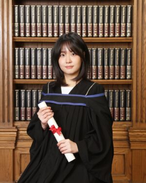 Lee Sung-mi Instagram - 자랑질좀 할라구여 42살에 늦둥이를 낳고 이제 그아이가 대학을 졸업합니다!!세월이 참빠릅니다 시간이 번개처럼 지나고 훌쩍커버린 딸을보니 내나이가 느껴집니다 고맙고 사랑스런 우리아이들!!그저 그저 감사감사💜💜💜