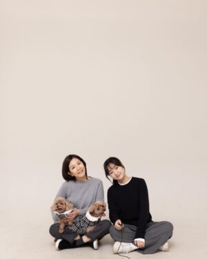Lee Sung-mi Instagram - 강쥐들델꼬 사진찍으러 딸이랑 갔지요 참!!이젠 우리강쥐들 나이가10살이넘어서...맘이...사랑하는 우리강쥐들!!!💜💜💜💜