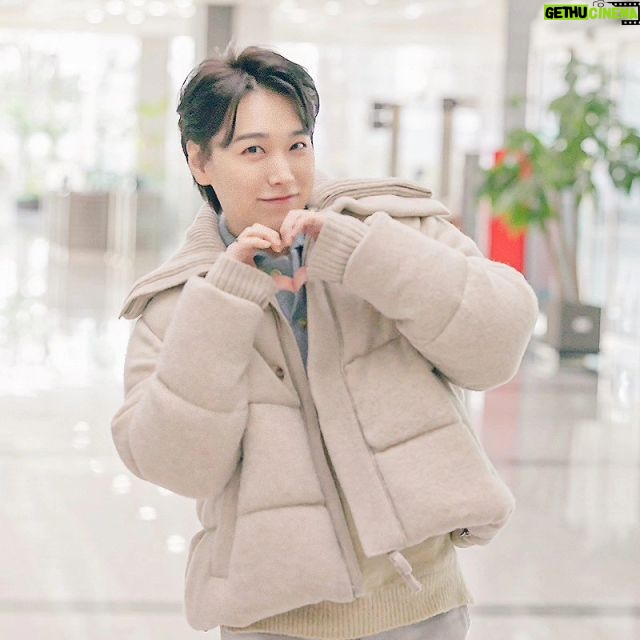 Lee Sung-min - 14.1K Likes - 추운 날씨에도 만나러 와주시고 응원해주신 분들!
정말 감사합니다😊
제 노래에 즐거워 해주시는 모습을 보면
저도 에너지가 불끈!!!!🔥 😍
올해에는 더 많이 자주 만나요💗