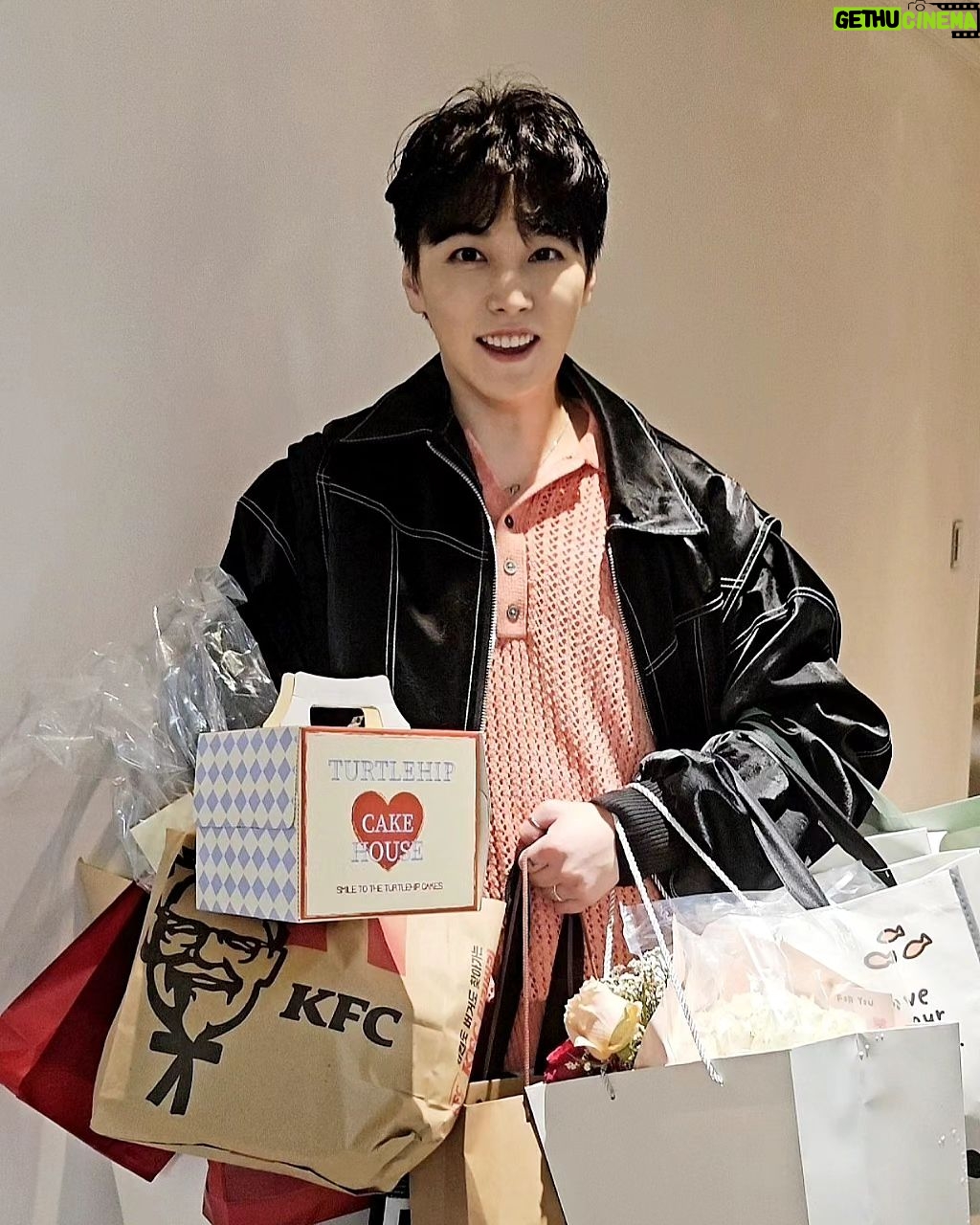 Lee Sung-min - 24.2K Likes - 사랑을 듬뿍받은 오늘 💕
정말 행복했어요 🥰감사합니다.
앞으로 더 열심히 무대 하겠습니다.
더 열심히 노래 하겠습니다!
여러분은 저의 에너지⚡️
비가 많이 오는 날인데..
먼 길 달려와주시고 기다려주신 분들
잘 들어가셨죠? 또 보고싶어요😍