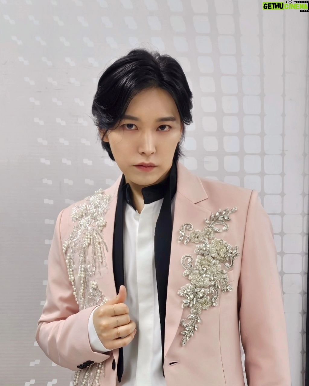 Lee Sung-min - 22.5K Likes - 사랑이 따끔 👉🏻⚡️👈🏻