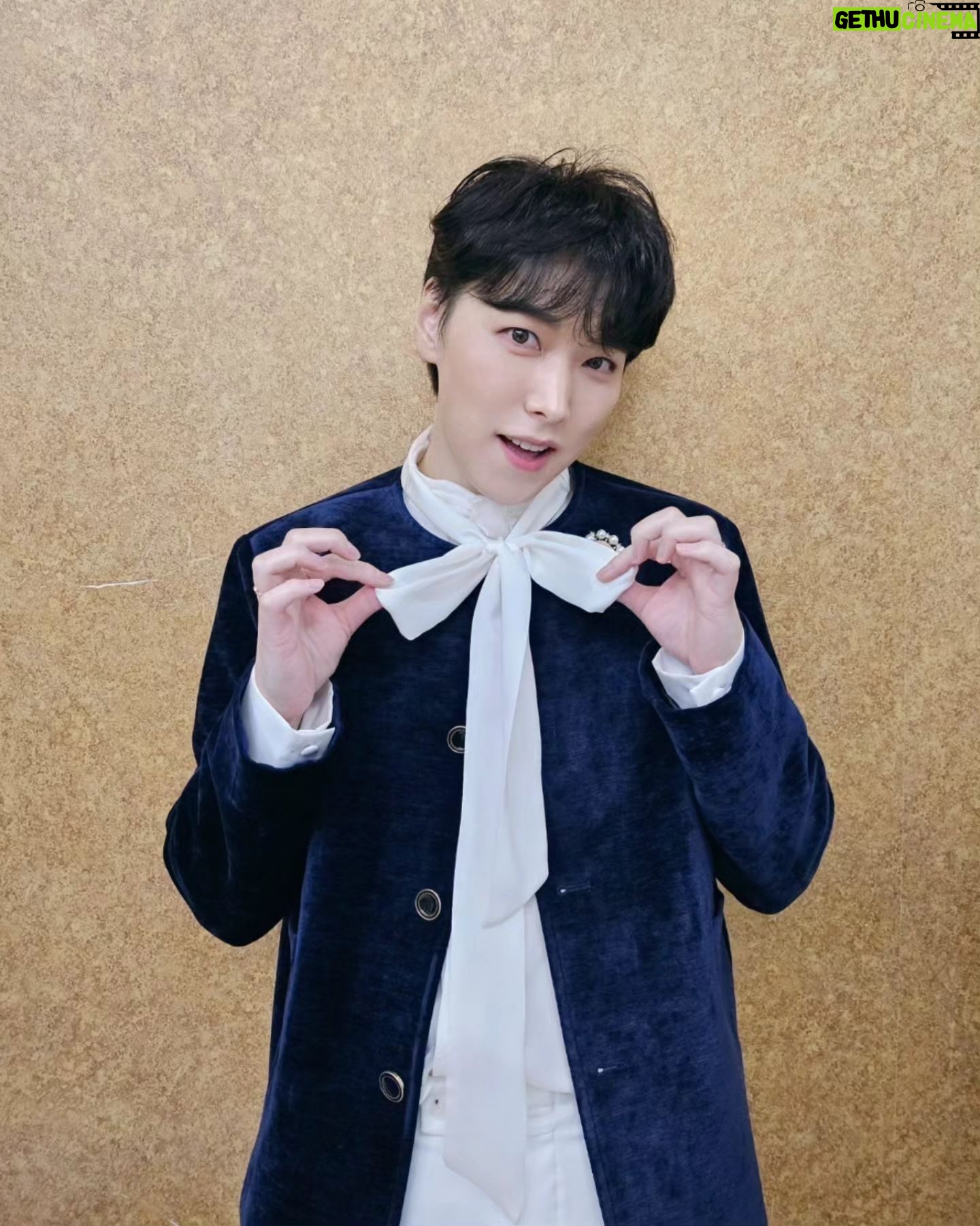 Lee Sung-min - 16.2K Likes - #더트롯쇼 오늘은 #애리 ☂️
'애리' 부르는 날에는 어김없이 촉촉하게
비가 내리네요☔️
비오는 날에도 응원와주신 여러분들 보면서
촉촉하게 불러볼게요 8시 생방에서 만나요⚡️
#성민 #더트롯쇼 #Sbsfill