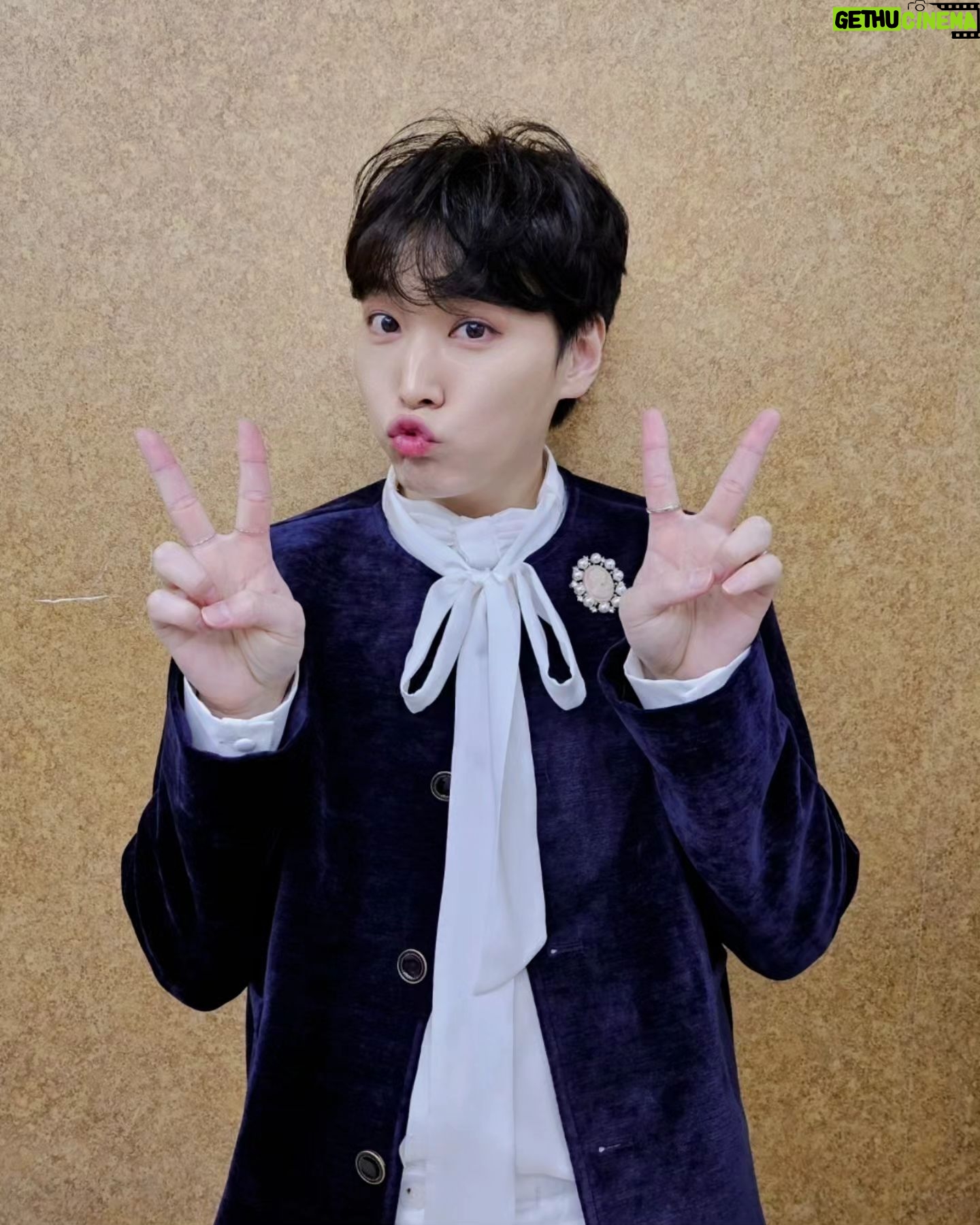 Lee Sung-min - 16.2K Likes - #더트롯쇼 오늘은 #애리 ☂️
'애리' 부르는 날에는 어김없이 촉촉하게
비가 내리네요☔️
비오는 날에도 응원와주신 여러분들 보면서
촉촉하게 불러볼게요 8시 생방에서 만나요⚡️
#성민 #더트롯쇼 #Sbsfill