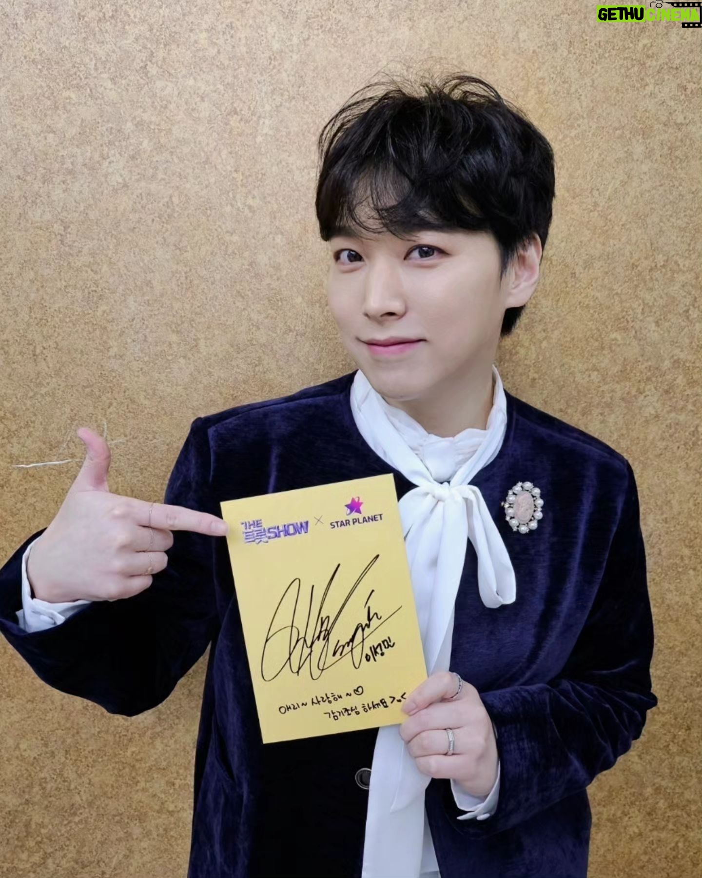Lee Sung-min - 16.2K Likes - #더트롯쇼 오늘은 #애리 ☂️
'애리' 부르는 날에는 어김없이 촉촉하게
비가 내리네요☔️
비오는 날에도 응원와주신 여러분들 보면서
촉촉하게 불러볼게요 8시 생방에서 만나요⚡️
#성민 #더트롯쇼 #Sbsfill