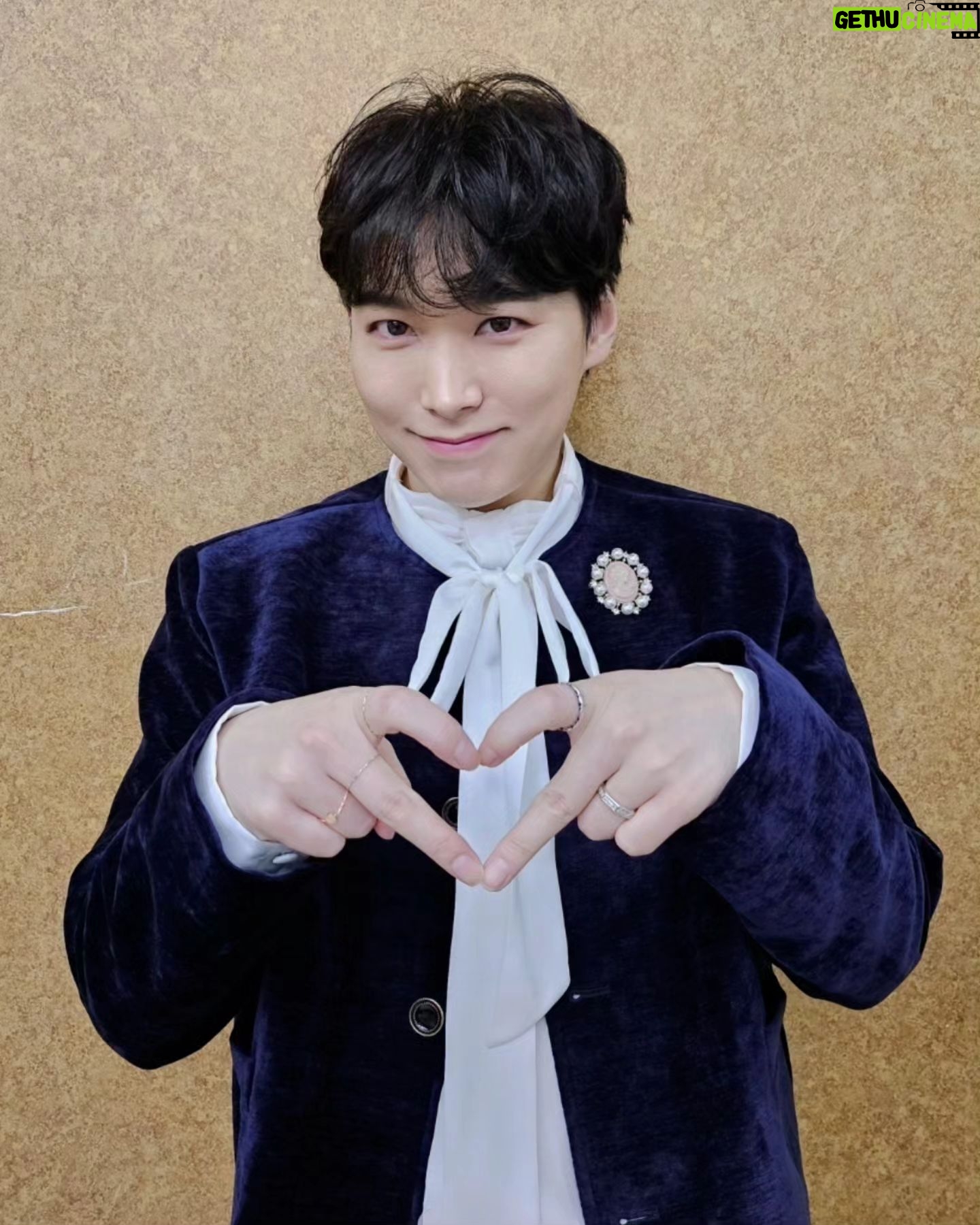 Lee Sung-min - 16.2K Likes - #더트롯쇼 오늘은 #애리 ☂️
'애리' 부르는 날에는 어김없이 촉촉하게
비가 내리네요☔️
비오는 날에도 응원와주신 여러분들 보면서
촉촉하게 불러볼게요 8시 생방에서 만나요⚡️
#성민 #더트롯쇼 #Sbsfill