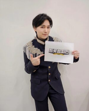 Lee Sung-min Instagram - 잠시후 8시에 오~애리♡ 사랑해 💗
MBC ON <트롯챔피언> 비오는 날에는 역시!
우산 퍼포먼스 #애리 ☔️ 
#트롯챔피언 에서 만나요!😉