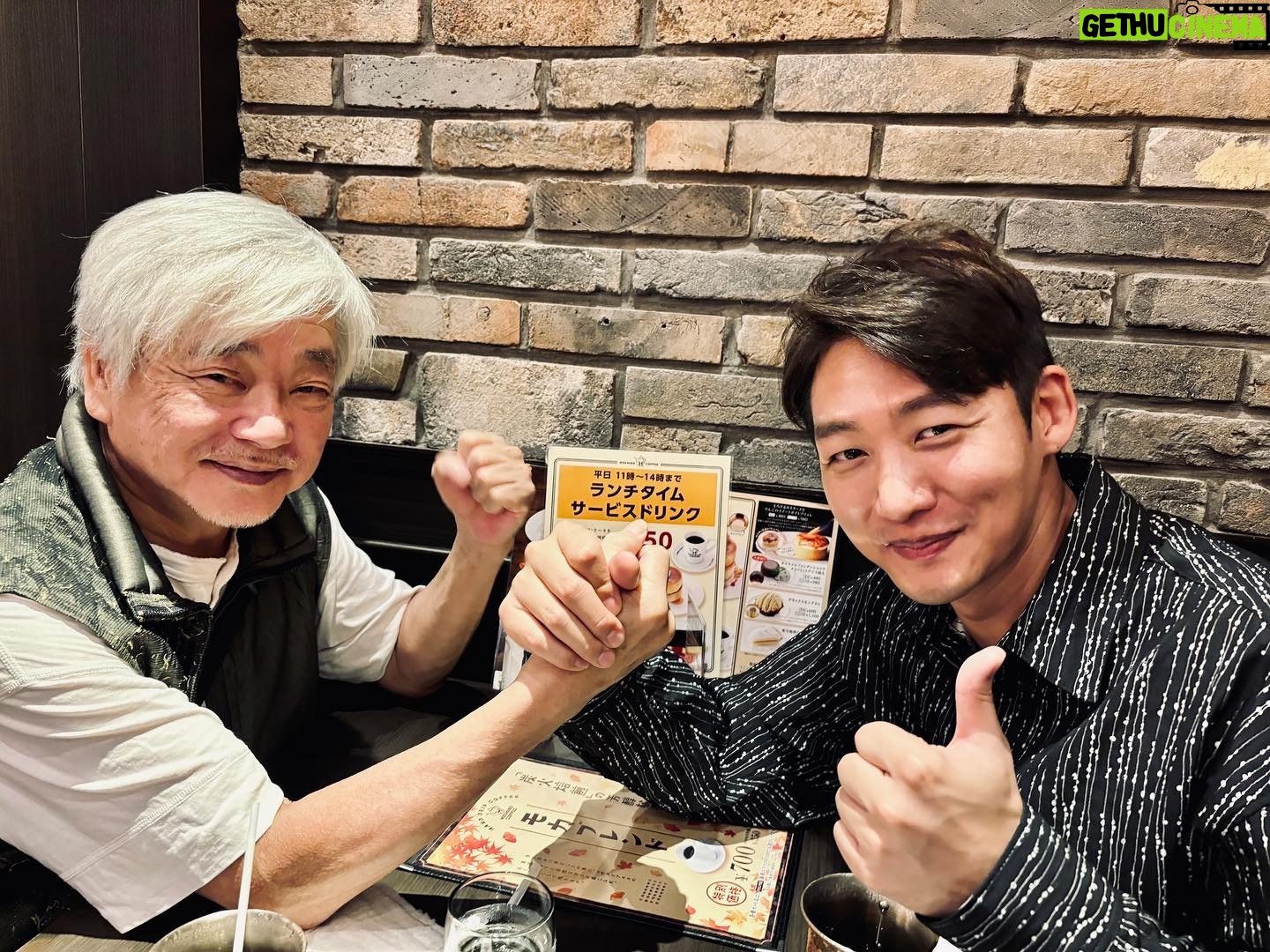 Lee Tae-sung - 1.3K Likes - 17年ぶりにお会いしました 花堂純次 監督!
その時も今も元気なエネルギー、また会えることに感謝します。
영화”너를잊지 않을거야“ 를 함께 작업했던
하나도우 준지 감독님~ 17년만에 연락이 닿아 만나게 되었다.
인연이란것에 감사함을 느끼는 하루^^