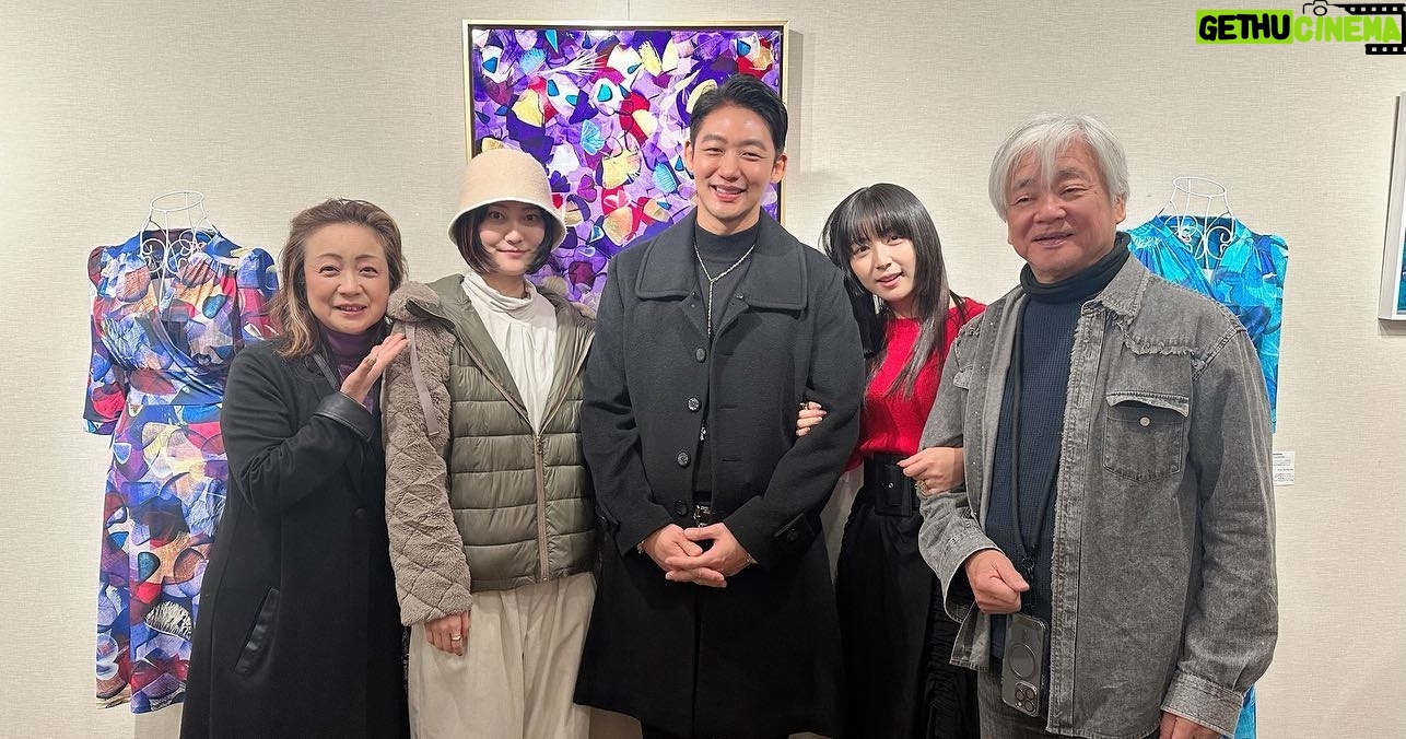 Lee Tae-sung - 1.5K Likes - 20년만에 다시만난
영화”너를잊지않을거야” 의
배우들,감독님,스텝분들..
그리고 현재 촬영하고 있는
영화 “Junai” 패밀리~~
일본 도쿄 개인전에 모두
한걸음에 달려와주셔서 뜻깊고
행복한 시간이였습니다.
감사합니다.