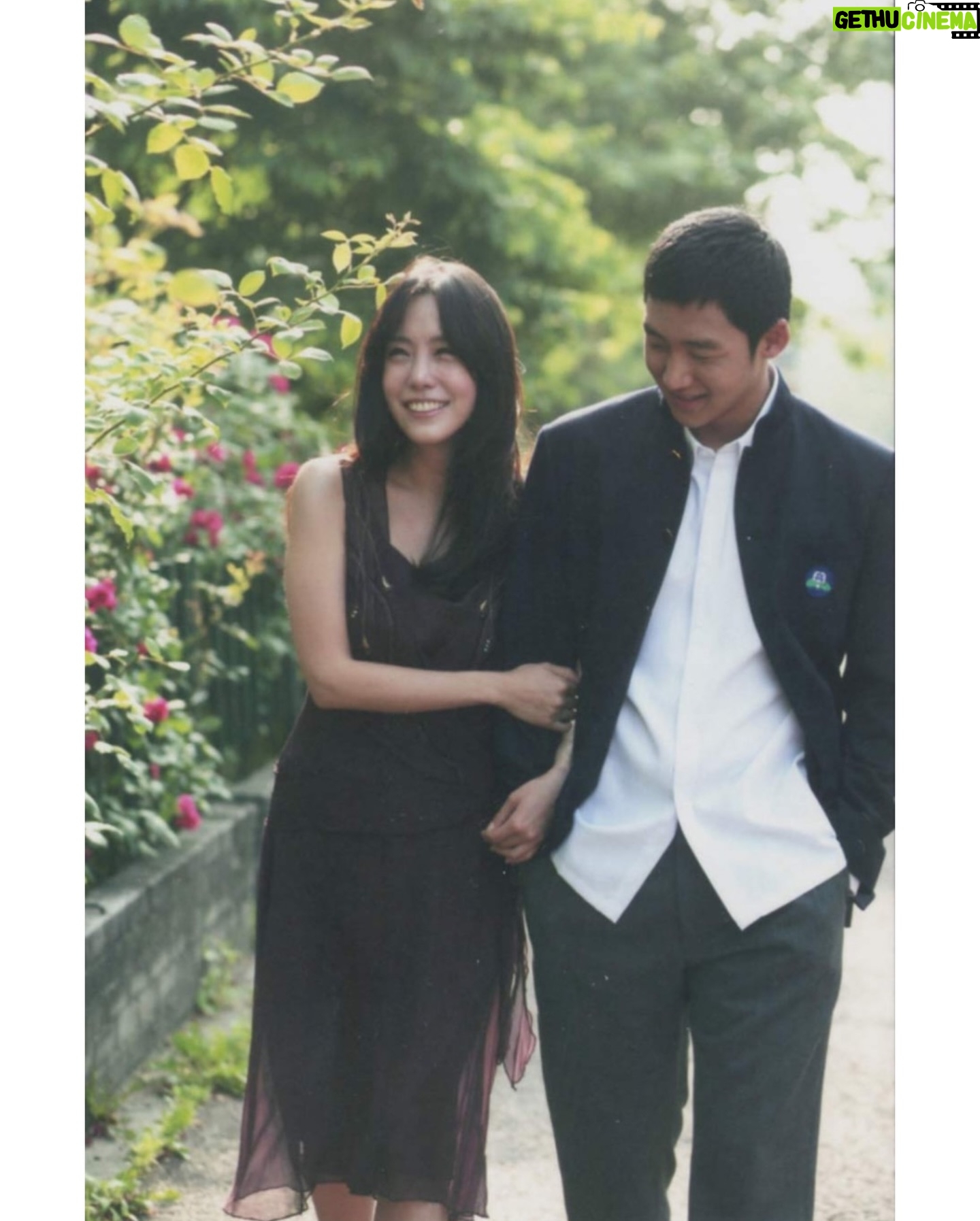 Lee Tae-sung - 3.9K Likes - 20년전 처음 정은누나를 만나서 영화 “사랑니” 를
2005년에 개봉한 이후, 이렇게 시간이 흘러 다시 정은누나를
만난 오늘~~ “사랑니” 스무살 그순간의 세상으로 ~~
감사합니다 🙏