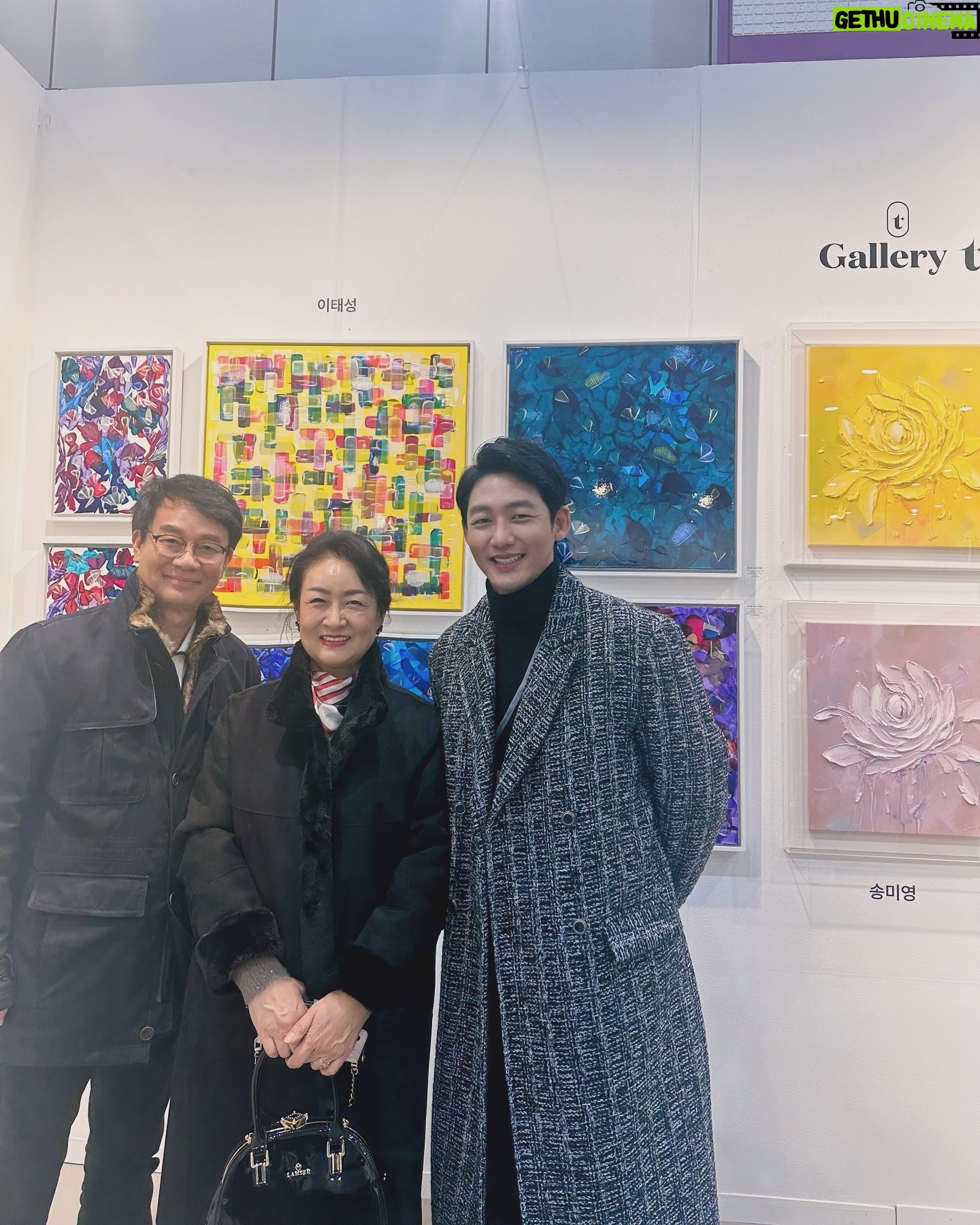 Lee Tae-sung - 2.9K Likes - Seoul art show coex A
No.37 gallery “t” (qs art booth)
오프닝 첫날 응원와주신 부모님 🙏