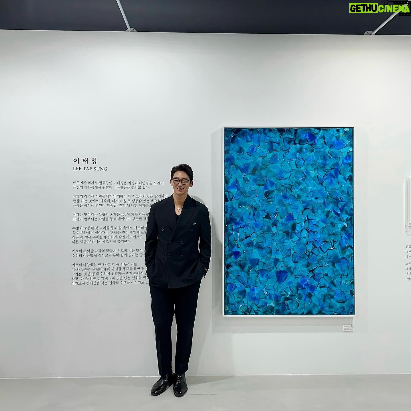 Lee Tae-sung - 2.2K Likes - 작가로 데뷔하고 7번째
개인전 오프닝을 성황리에 마쳤습니다~
귀한시간내서 찾아와 주신 많은 분들께 진심으로 감사드리며,
응원해주시는 모든 분들을 모시고 싶었지만, 현장 여건상 초대연락을
드리지 못했던 분들께 죄송하다는 말씀을 드리면서~ 개인적으로
연락드려서 인사올리겠습니다.
언제든 흔쾌히 전시를 함께해 주신, 바이서우,휘리, 송미영작가님
아나키아 김현수 대표님 및 임직원 여러분들
기획에 함께해준 781컴퍼니 조강현 대표님과 전시장에 함께해 주신
많은 여러분들께 진심으로 감사합니다. 🙏
전시는 3월8일 - 4월7일
OPEN 11:00 - 20:00 아나키아 2층 이리스홀에서 개최됩니다.