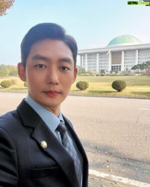 Lee Tae-sung Instagram - Drama “당차당 국혜영“ 
매일 국회출근(?)하는 
우선건 의원 캐릭터 입니다~
🎥 coming soon