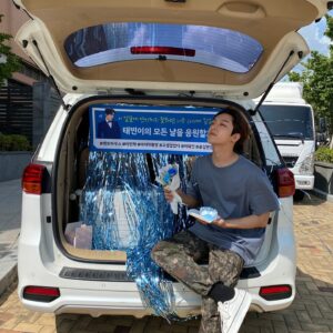 Lee Tae-vin Instagram - #마지막
저와 함께 민혁이를 만들어 주신
제 모든 동료분들께 진심으로 감사의 인사드립니다.
함께해서 너무 즐거웠고 행복했습니다.
2년 동안 정말 다사다난 했지만
그대들이 있어 다행이었습니다.
덕분에 끝까지 잘 달려올 수 있었습니다.
앞으로 걸어가는 길이 다를 지어도
제 마음속에 그때의 그 시간, 추억.
소중하고 아름답게 간직하겠습니다.
같은 하늘을 보고 같은 시간을 살다 보면
언젠가 다시 만나 이 또한 추억으로 치부할 수 있겠죠.
그때까지 모두 건강하게
꽃길만 걸으시길 바라겠습니다.⚘
 

- 너무나 정이 많이 들어버린 우리 #펜트하우스 팀에게