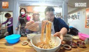 Lee Won-il Instagram - 방송을 찍으러 다니다가도 가끔씩 보석같이 맛난 집들을 만날때가 있습니다. 추운 날씨에 따끈한 국물, 보들한 면이 참 좋았던.. #찬양집 #홍석천이원일 #유튜브 🍜😚
프로필에 링크 걸어두었어요! #좋댓구알 플리즈^^