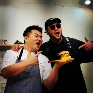 Lee Won-il Instagram - Two #Foodies and A #Burger!!! 🍔 😋 👌 😍 
#버거 가 너무 좋다는 이유만으로 시작한 일이
여기까지 왔습니당 😆 ㅎㅎㅎㅎㅎ
#MeltingSoulBurgerHouse #멜팅소울
#속초맛집 은 우리꺼! 이번 징검다리 연휴에
#속초 들르실거면 저희 #홍게버거 드시러 오세요!
저 #이원일셰프 도 있고 #김태우 도 있고
8시부터는 Pub분위기에 #KCM 도 온다모니~카!ㅋ
속초 센텀마크 or 롯데시네마 속초 검색하시고 오새요!