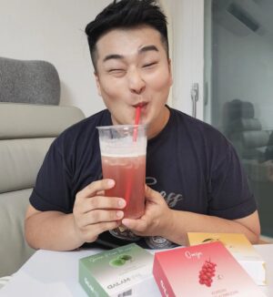 Lee Won-il Instagram - #탄산음료 대신에 #콤부차 마시면🍋🍒🍑🍊
나도 #다이어트 할 수 있다 이거지??😜🥤😘
친구가 직접 개발한 #달람하리 #슈퍼콤부차!
#단거조아!ㅋㅋㅋ 저칼로리 음료 신세계!
#찬물에도잘녹아 #탄산무엇 #살뺄고야 #제품협찬
#KoreanSuperKombucha #Kombucha #dalamhari