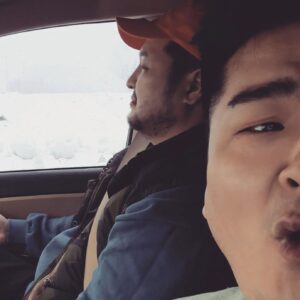 Lee Won-il Instagram - 아따 마 격하게 반겨주네.... 속초...❄️☃️
태우랑 출장중입니다~😜👍🍔🍔🍔🍔