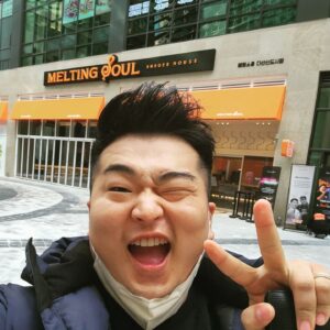 Lee Won-il Instagram - 안녕하세요!😄 석천형 @tonyhong1004 의 지목으로 #윈윈터파이팅챌린지 에 동참하는 #이원일셰프 입니다!
#비밀베이커리 #파파도나스 #이원일식탁 #멜팅소울버거하우스 등의 중소브랜드 외식사업을 운영하는 사람으로 지난 2년은 정말이지 어둡고 긴 터널같은 시간이었습니다. 이제는 힘내어 새로이 출발할 수 있는 시간이 빨리 찾아왔으면 합니다. 많은 분들께서 챌린지에 참여하시어 #중소기업소상공인파이팅 하시라고 응원해주세요! 저도 #한겨울의동행축제 #윈윈터페스티벌 언제 어디서나 응원하겠습니다!
얼마전에 남양주 다산신도시에 새로이 오픈한 #멜팅소울버거 의 god곰태우싸장님^^ @soulking191 ~ 다음 챌린저로 지목합니다.