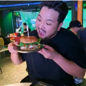 Lee Won-il Instagram - 멜팅소울이 속초를 이어 압구정 로데오에서 인사드려요!
많은 분들의 성원에 힘입어 압구정 로데오에  멜팅소울 2호점을 오픈합니다!😊
속초점에서는 홍게버거를
압구정로데오점에서는
'압구잠봉버거Apgu Jambon Burger' 를
단독으로 맛보실 수 있어요 🍔
House-made 잠봉의 깊은 맛과
멜팅소울버거의 조합.. 기대해주세요~😜
.
7월 15일 GRAND OPEN
멜팅소울(@meltingsoul_official)에서
정보 확인하시고 함께 달려주세요!
즐겁게 요리하겠습니다 🍔