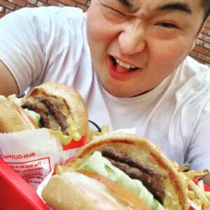 Lee Won-il Instagram - 흐음... 이내나우시라해떵가..🤣🍔🍟🥤
내 한 번 먹어보도록 하겠네... ㅎㅎㅎㅎㅎ
오랜만이야 #인앤아웃 #inandout
로스앤젤레스 출장중입니다..^^