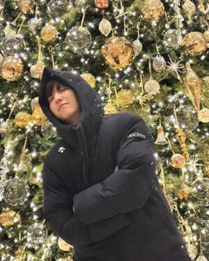 Lee You-jin Instagram - 나는 아직 크리스마스🎄🎄 

#DESCENTE #데상트