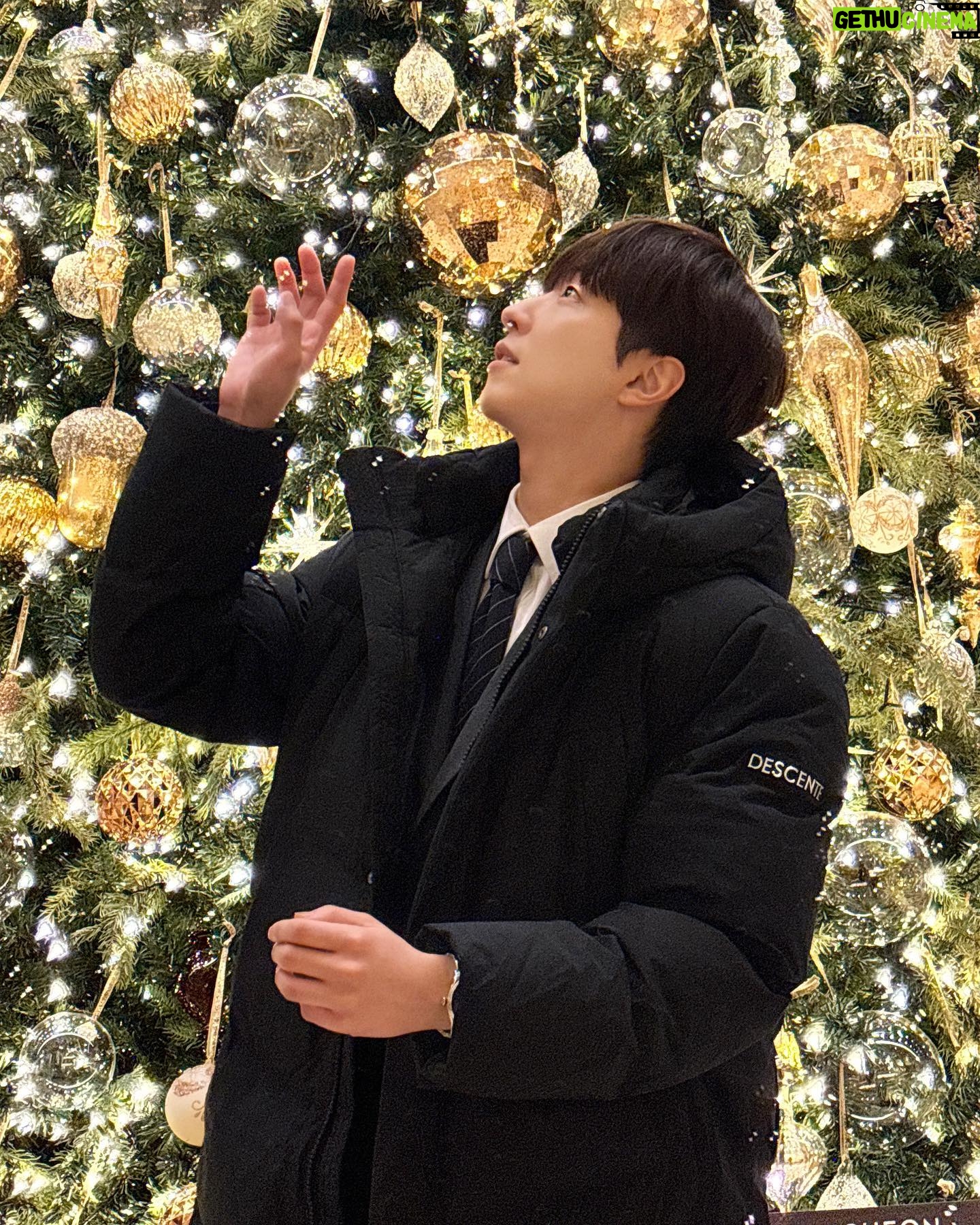 Lee You-jin - 4.7K Likes - 나는 아직 크리스마스🎄🎄
#DESCENTE #데상트