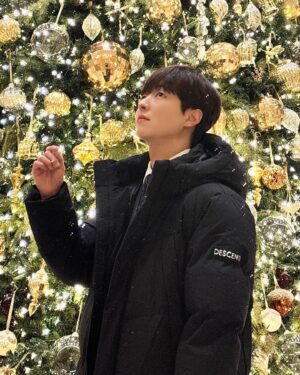 Lee You-jin Instagram - 나는 아직 크리스마스🎄🎄 

#DESCENTE #데상트