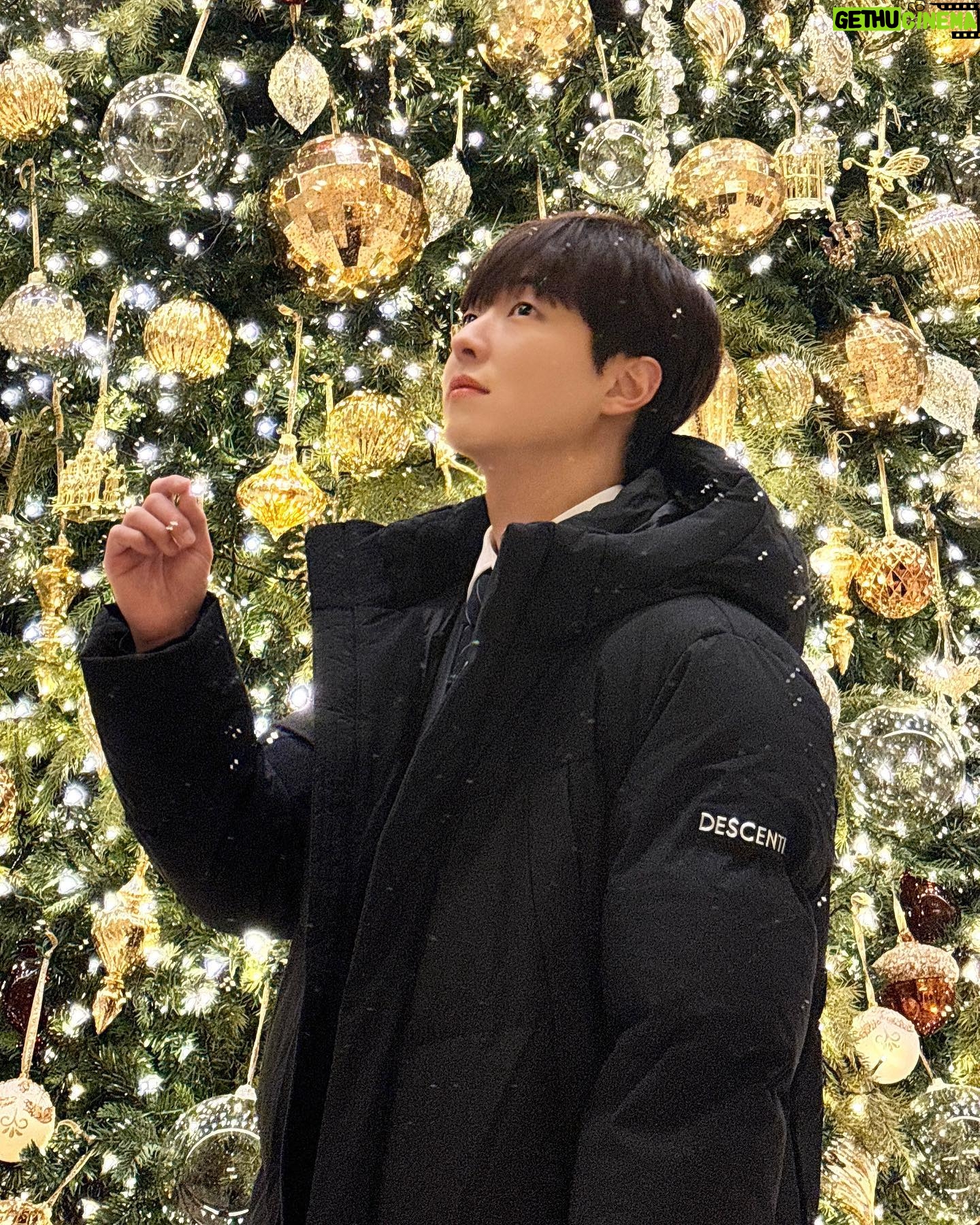 Lee You-jin - 4.7K Likes - 나는 아직 크리스마스🎄🎄
#DESCENTE #데상트