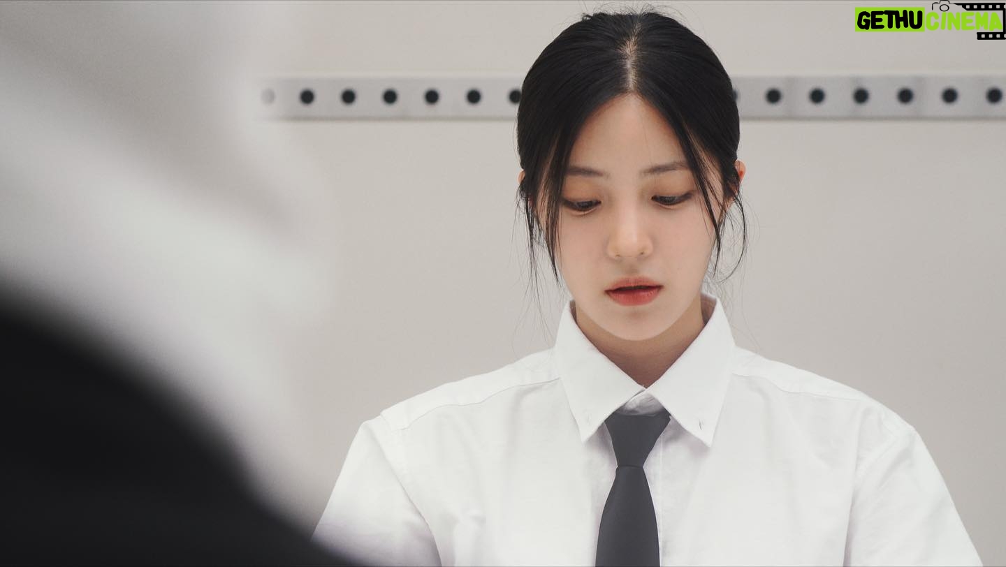 Lee You-jin - 4.4K Likes - SHOWER EP.04
‘너의 가슴이 만지고 싶어‘ 가 업로드 되었습니다.
이번 에피소드를 기점으로 제 영상의 색깔이 좀 더 명확해지고 있다는 생각이 들었습니다. 처음 10편 정도는 그 색깔을 찾아가는 과정이겠거니 하며 묵묵히 해보자는 마인드였는데, 흐릿했던 그림들이 생각보다 빠르게 명확해지고 있어서 기쁩니다.
그 시야가 좀 더 뚜렷해지면 본격적으로 좀 더 제가 그동안 꿈꿔왔던 그림들을 만들 수 있을 것 같아요.
언제나 응원해주시는 모든분들 진심으로 감사합니다.
📍프로필 링크/link in bio