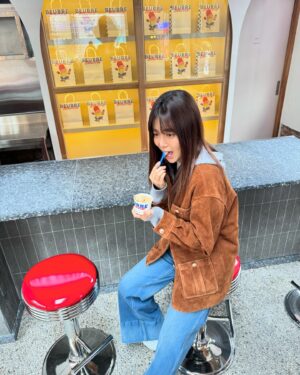Lee Young-eun Instagram - .
달달구리 아이스크림 먹으러 
안국 @beurrebeurre.kr 에
다녀왔어요. 🍨🍧🍦
용인이는 못하는게 없네🍦
.