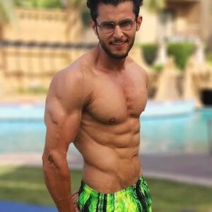 Leenesh Mattoo Instagram - @bee_vani_  added something to this picture
Can u spot it? 
Comment