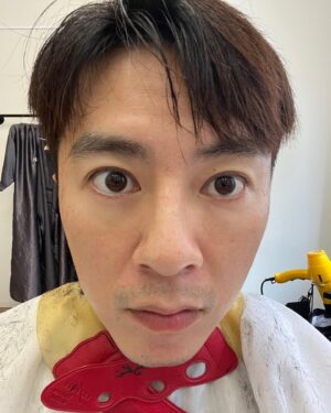 Lego Lee Instagram - 突然又說今天放假
速度8.8 坡度2.5 跑個1.5k後
再來舉舉鐵 流點汗
看可不可以快點擺脫倦怠。

威廉最近狂掉毛
有點憂鬱症的感覺。

也趕緊去髮廊修個頭髮
順便騎騎車 
但好像有點太短不連戲了

為什麼臉書跟IG粉絲一直減少？

以上都不重要
我差不多要去接女兒下課了
The end 。
