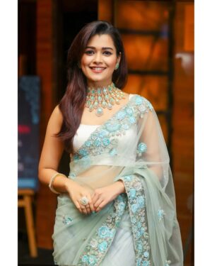 Lekha Chatterjee Instagram - Grand premiere night of Jongole Mitin Mashi ❤️❤️ 
And wishing you all "শুভ ষষ্ঠী"
.
📸 @rupsu_debnath_photography
Saree : @saarangsareeskolkata 
Styled by : @style_by_oindrila 
Jewellery : @nnoni23 
Makeup and hair : Me😁